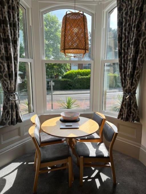 2 Bed Ground Floor Apartment, Sleeps 4 With Free Parking Harrogate Zewnętrze zdjęcie